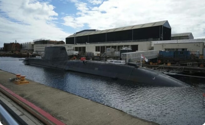 "ديلي ميل": غواصة نووية بريطانية وصلت إلى بحر العرب مزودة بصواريخ توماهوك