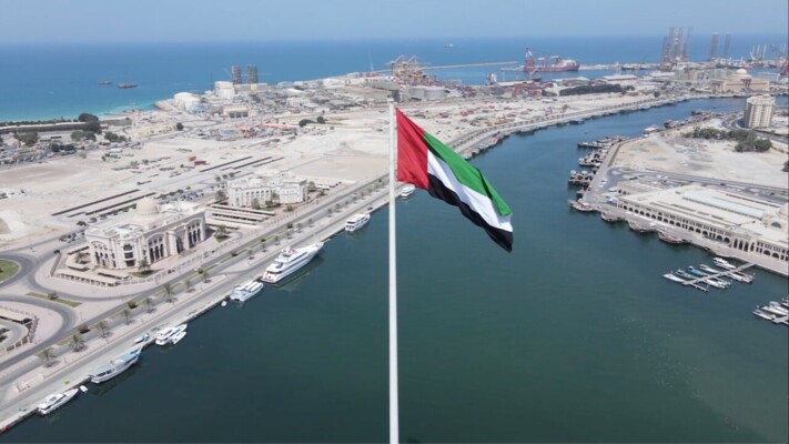 "وام": السلطات الإماراتية تتعامل مع "حادث" بعد استهداف ميناء في الشارقة