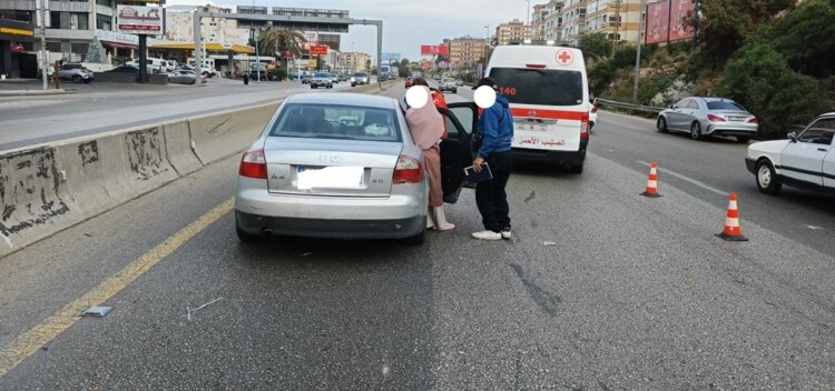 جريح نتيجة تصادم بين مركبتين على اوتوستراد خلدة باتجاه الأنفاق وحركة المرور ناشطة