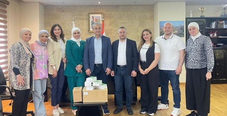 نقابة الصيادلة قدمت آلات قياس السكري ومستلزماتها لبلدية صيدا دعمًا لمراكز النزوح