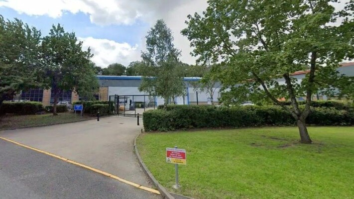 اتهام 6 بريطانيين بالتسبب بأضرار جنائية بعد اقتحام شاحنة لبوابة شركة تصنيع مسيّرات