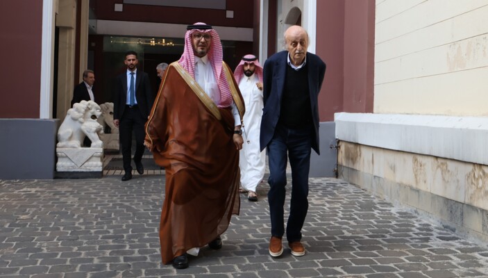 جنبلاط استقبل بخاري في زيارة وداعية: ساهم في توطيد العلاقات اللبنانية- السعودية