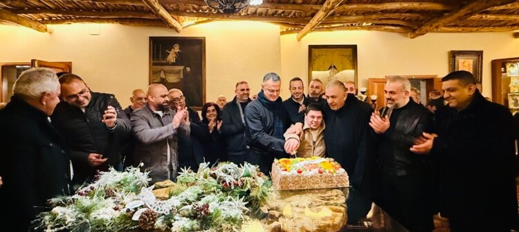 وفد من عنايا وكفربعال برئاسة رئيس البلدية زار دير مار مارون مهنئًا بعيد الميلاد