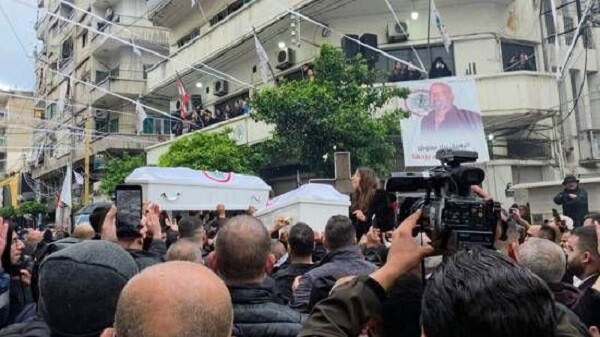 وصول موكب بيار معوض وزوجته إلى الكفور وسط تجمع للمناصرين وإلقاء النظرة الأخيرة