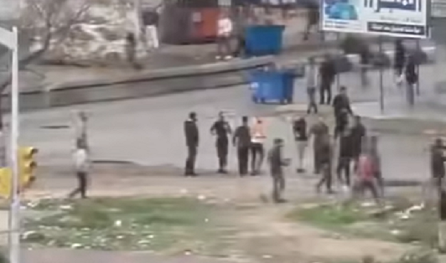 "المرصد السوري": اعتداءات على ممتلكات مواطنين من الطائفة العلوية في حي الرمل شمال اللاذقية