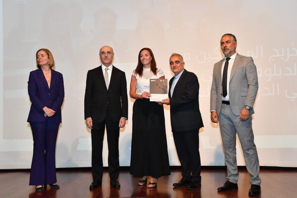 الحجار رعى  حفل تخريج في جامعة سيّدة اللويزة: الحكومة اللبنانية التزامَها الكاملَ ببسطِ سلطةِ الدولةِ على كاملِ أراضيها