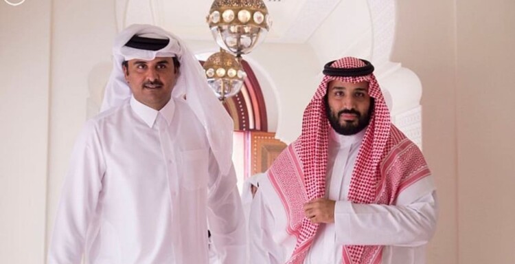 الديوان الأميري القطري: أمير قطر بحث في اتصال مع ولي العهد السعودي الجهود الدبلوماسية لتهدئة الأوضاع
