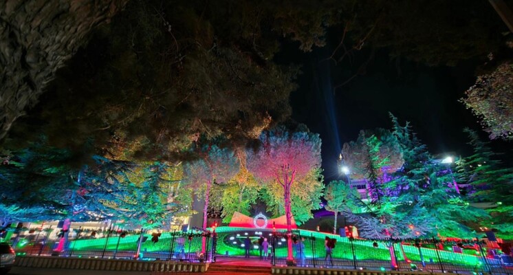 اضاءة ساحة عزيز العبدي ساعة الزهور في زحلة بحلة الميلاد