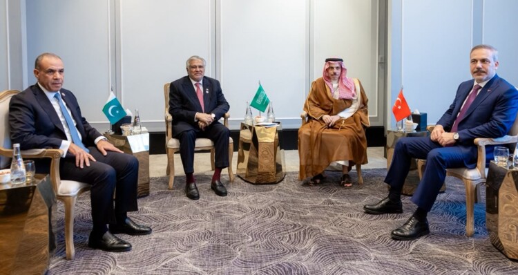 وزراء خارجية السعودية ومصر وتركيا وباكستان: للتكاتف لضمان سلامة الممرات في هرمز وباب المندب