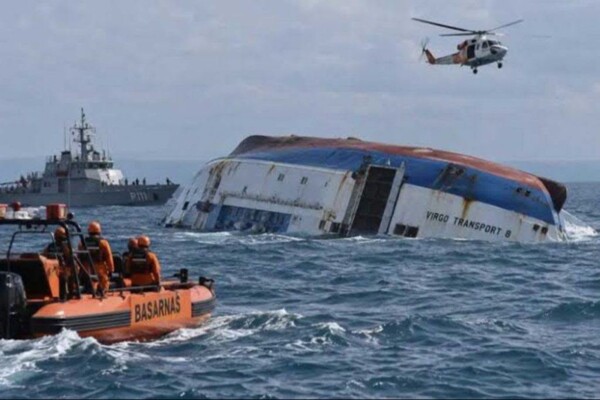 السلطات الإندونيسية تبحث لليوم الثالث عن 129 مفقودا جرّاء إتقلاب سفينة في بحر جاوة