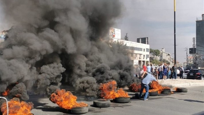 إشعال إطارات فجرًا على اتوستراد البحصة مجدليا 