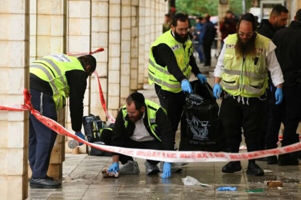 "يسرائيل هيوم": إصابة إسرائيليين اثنين جراء عملية طعن في عطيرت بقضاء رام الله ومقتل المنفذ