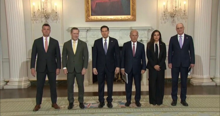 إسرائيل "ربحت" الصورة لكنها تغامر بإعادة ملف لبنان لإطاره الإقليمي؟!