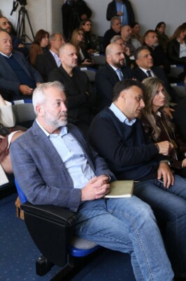 الأب الخوري خلال توقيع كتاب حول الحدود البحرية في جامعة سيدة اللويزة: لإبراز الوجه الحقيقي للبنان