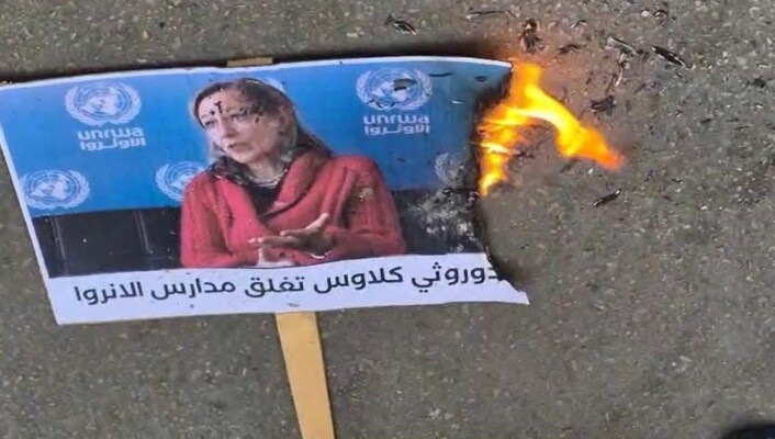 توتر غير مسبوق بين مديرة "الأونروا" والفصائل الفلسطينية: مطالبة بإقالتها... وحرق صورها