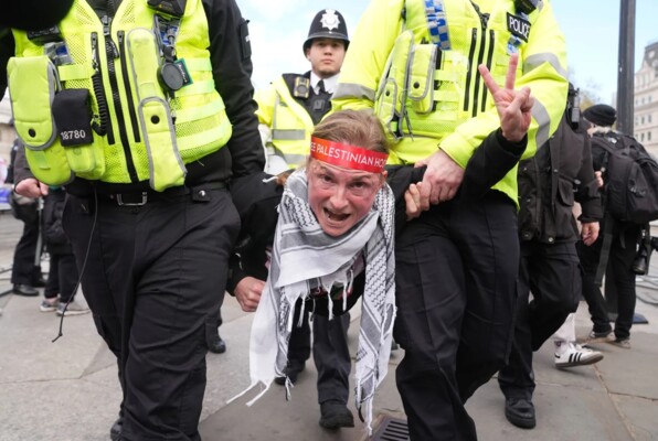 شرطة لندن أوقفت 212 مؤيدًا للفلسطينيين خلال تظاهرة داعمة لمنظمة محظورة في بيرطانيا