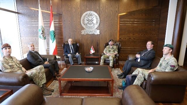 وزير الدفاع بحث مع المسؤول الاول في وزارة الدفاع البريطانية في تداعيات الحرب واكد ضرورة الضغط على إسرائيل لوقف اعتداءاتها