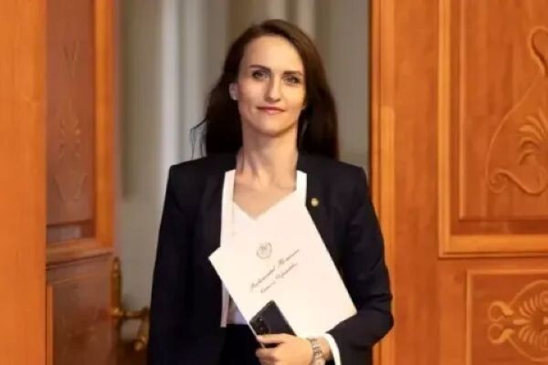 سلطات رومانيا تستدعي السفير الروسي بعد إصابة شخصين جراء ارتطام مسيّرة بمبنى على أراضيها