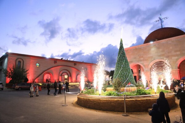 إضاءة شجرة الميلاد في الشويفات بأجواء احتفالية جامعة