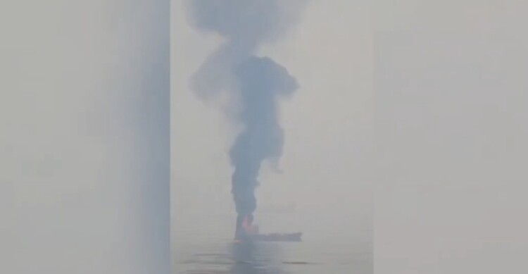 مشاهد من استهداف ناقلة نفط بدأت بالغرق في مضيق هرمز بعد محاولتها المرور دون اهتمام بتحذيرات إيرانية