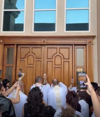 الجاليات الكاثوليكية في الإمارات أحيت قداديس الفصح كنائس دبي أقامت الذبيحة عن بُعد وباقي الإمارات حضورياً