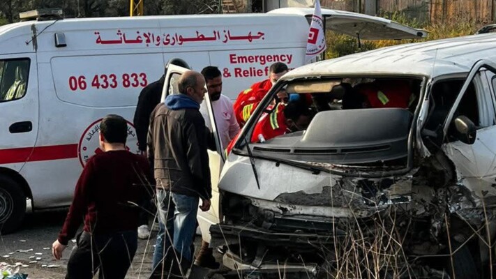 6 جرحى نتيجة حادث سير بين "فان" وسيارتَين على طريق الضنية- طرابلس