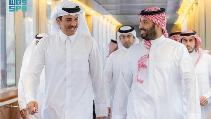 أمير قطر يصل جدة وولي العهد السعودي في مقدمة مستقبليه