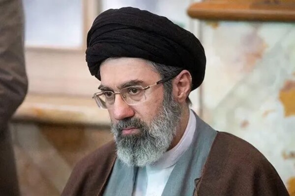 مجتبى خامنئي: لدى الشعب الإيراني وجبهة المقاومة دروس لن ينساها العدو الأميركي