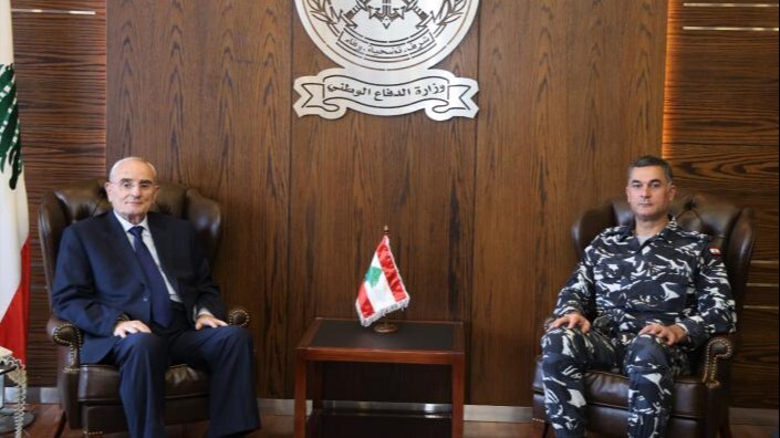 وزير الدفاع بحث مع اللواء عبد الله الأوضاع العامة والشؤون الأمنية