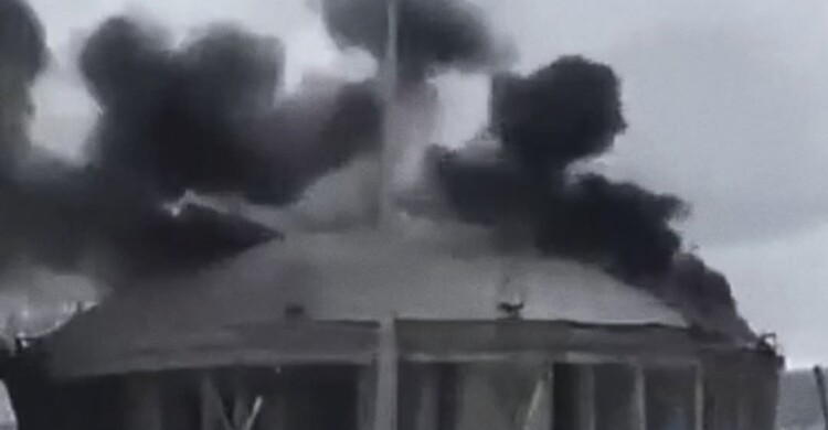 القناة 12 الإسرائيلية: فرق الإطفاء تتعامل مع تضرر مبنى صناعي وصهريج وقود في خليج حيفا