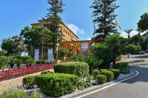 رئيس جامعة الروح القدس الكسليك نعى إيليو أبو حنا: نطالب الأجهزة القضائية والأمنية بمحاسبة الفاعل رئيس جامعة الروح القدس الكسليك نعى إيليو أبو حنا: نطالب الأجهزة القضائية والأمنية بمحاسبة الفاعل