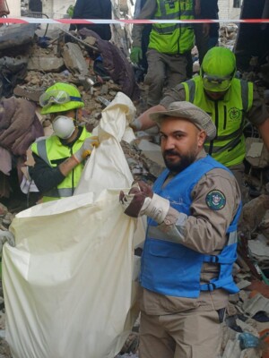 انتشال جثة شهيدين من مكان المجزرة في منطقة حي السلم