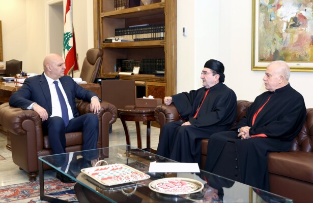 الرئيس عون اطلع من خيرالله وابو كسم على مسودة كتاب بعنوان "طوبى للساعين إلى السلام" يوثق زيارة البابا الى لبنان