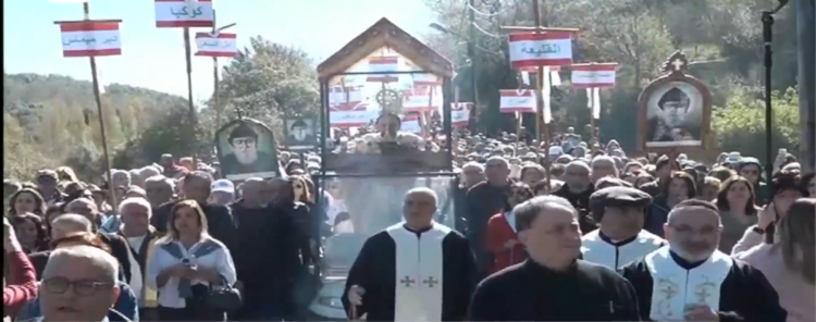 بدء مسيرة القربان المقدس إلى ضريح القديس شربل في دير مار مارون- عنايا