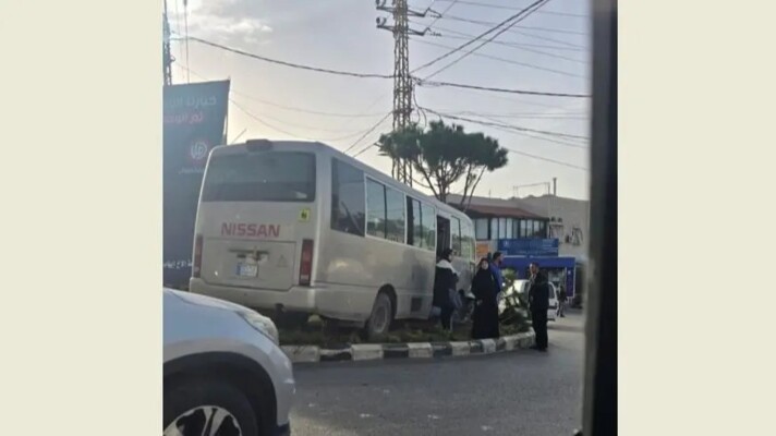 نجاة طلاب بعد فقدان سائق حافلة مدرسية السيطرة عليها في دوار كفررمان بالنبطية
