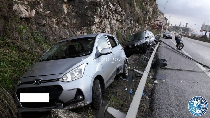 4 جرحى نتيجة تصادم بين مركبتين على أوتوستراد الجية باتجاه بيروت