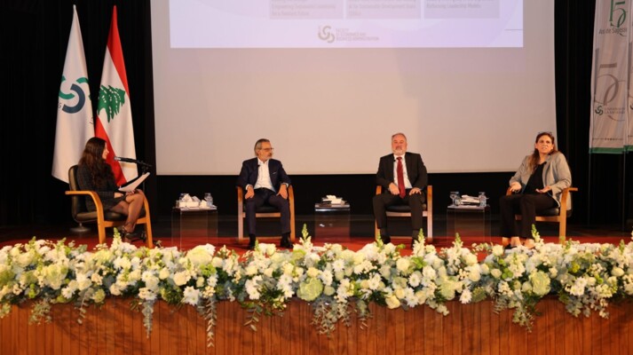 لقاء حواري في جامعة الحكمة حول تطور مفهوم القيادة مع الذكاء الإصطناعي