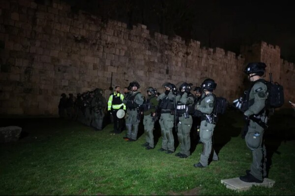 القوات الإسرائيلية تطلق قنابل غاز تجاه فلسطينيين عند باب الساهرة لدى محاولتهم أداء صلاة العيد قرب الأقصى