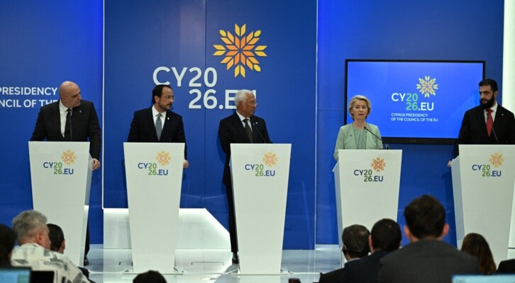 رئيسة المفوضية الأوروبية: لا يمكن التنعم بالاستقرار فيما لبنان يشتعل وندعو لاحترام استقلاله وسيادة أراضيه