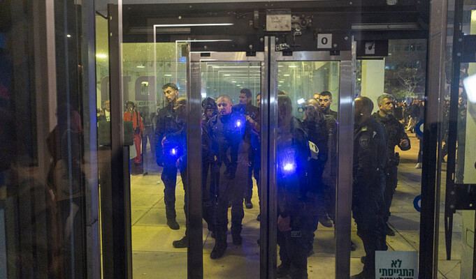 السلطات الإسرائيلية اعتقلت 4 جنود في الخدمة النظامية جميعهم من وحدة قتالية بشبهة التجسس لصالح ايران