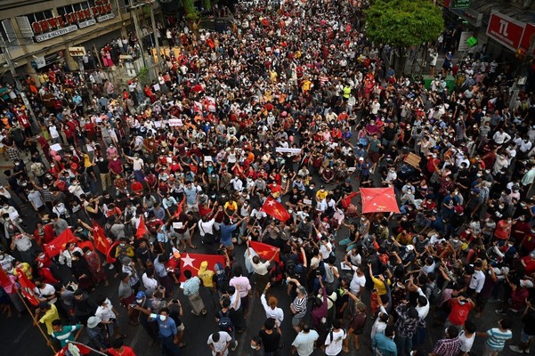 الآلاف احتشدوا في رانغون احتجاجا على الانقلاب العسكري في بورما