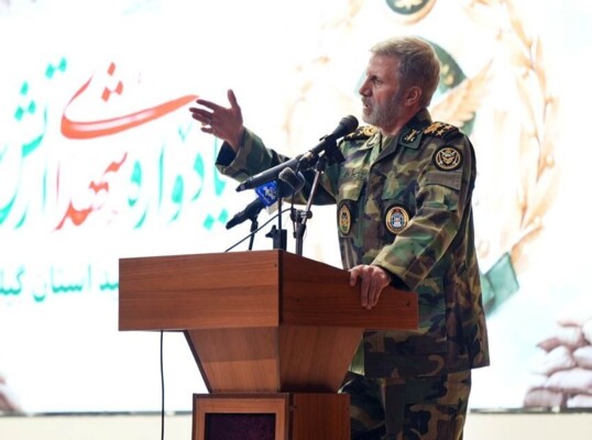 قائد الجيش الإيراني: العدو لم يحقق أيًا من مآربه والقوات المسلحة صامدة في وجهه