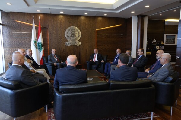 وزير الدفاع بحث مع رئيس رابطة قدماء القوى المسلحة بأوضاع المتقاعدين وحقوقهم