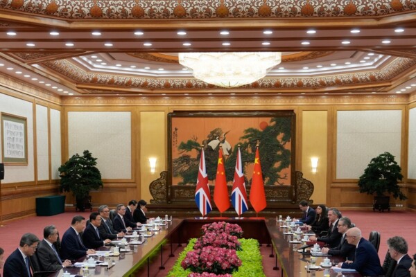 الرئيس الصيني استقبل ستارمر: الوضع الدولي معقد ومضطرب وعلى بيكين ولندن تعزيز الحوار لمصلحة الجانبين
