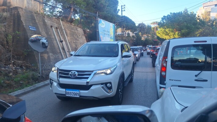 اجراءات السير بسبب السوق الميلادي في الفنار تمنع طلاب من الوصول إلى مدرستهم