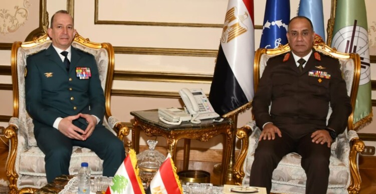 قائد الجيش بحث مع وزير الدفاع المصري بسبل تعزيز التعاون العسكري والمستجدات الإقليمية والدولية