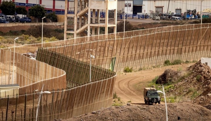 مقتل 18 مهاجرًا أثناء محاولتهم إقتحام سياج جيب مليلة الإسباني إنطلاقًا من المغرب