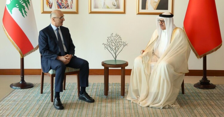 الحجار بحث مع وزير خارجية البحرين بتعزيز التعاون وجهود الحكومة لتعزيز الأمن والاستقرار