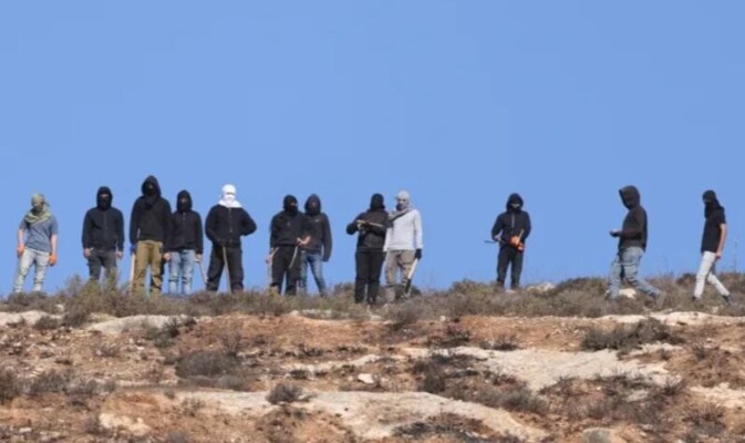الجزيرة: مستوطنون يطلقون النار على منازل الفلسطينيين في خلة الحمص جنوب الخليل ويغلقون طريقا يؤدي إلى قرى في القدس