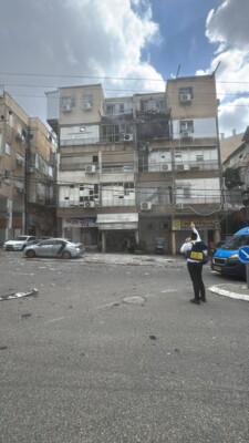 موقع "واللا" الإسرائيلي: إصابتان على الأقل بسقوط صاروخ إيراني في تل أبيب الكبرى